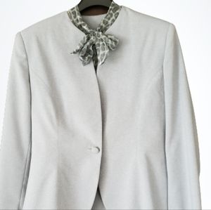 WOMEN EUROPIAN DESIGN WEAR TO WORK SKIRT SUIT ( SIZE 40 )